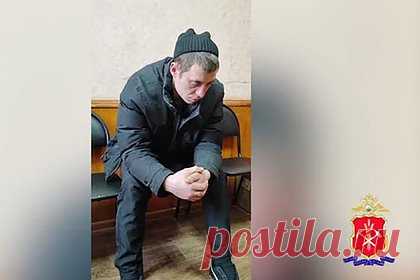 Раскаяние подарившего жене на 8 Марта белую лошадь россиянина попало на видео. 33-летний житель города Осинники, подаривший жене на 8 Марта белую лошадь, раскаялся и пообещал закодироваться. На кадрах мужчина говорит, что не может объяснить свой поступок, раскаивается в нем, обещает закодироваться. Показана запись с камеры видеонаблюдения из подъезда, на которой виден мужчина с лошадью.