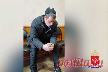 Раскаяние подарившего жене на 8 Марта белую лошадь россиянина попало на видео. 33-летний житель города Осинники, подаривший жене на 8 Марта белую лошадь, раскаялся и пообещал закодироваться. На кадрах мужчина говорит, что не может объяснить свой поступок, раскаивается в нем, обещает закодироваться. Показана запись с камеры видеонаблюдения из подъезда, на которой виден мужчина с лошадью.