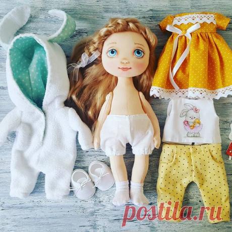 Кукла с набором одежды Зайка. При доме.
#кукларучнойработы #кукла #куколка #куклы #куклаизткани #кукладевочка #авторскаякукла #ручнаяработа #москва #текстильныекуклы #куклывмоскве #куклавподарок #куклыназаказ #своимируками #кукласвоимируками #одеждадлякукол #яшьюкукол #dolls #artdoll #doll #instadoll