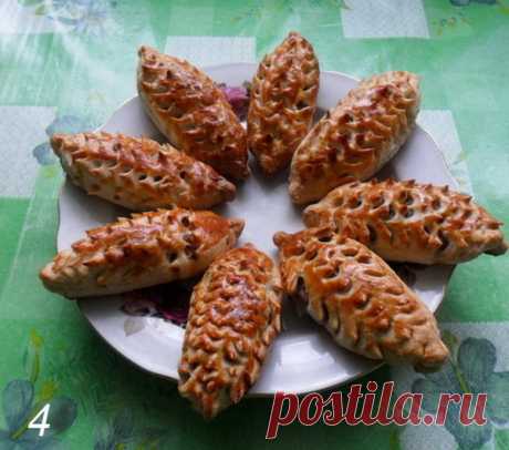 Несладкая выпечка. " Шишки" с мясным фаршем Легко приготовить вот такое блюдо. 
Ингредиенты:

слоеное тесто
один желток
фарш свиной


Приготовление:
Слоеное бездрожжевое тесто разморозить, тонко раскатать, порезать на квадратики. На каждый квад…