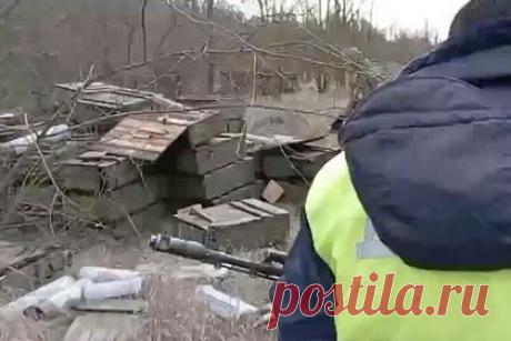 Полицейские обнаружили крупный арсенал украинских военных в Херсонской области. В Херсонской области полицейские обнаружили крупный арсенал украинских военных. Правоохранители нашли более ста ящиков с танковыми снарядами документами, которые подтверждали, что склад принадлежал Вооруженным силам Украины (ВСУ). О находке сотрудники узнали от местного жителя.