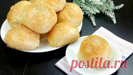 Булочки с картофельной начинкой и дрожжевое тесто почти слоёное Домашняя. Ингредиенты. для теста: мука 450 - 500 гр. соль - 1 ч.л. без горки. дрожжи прессованные - 20 гр. или 1 ч.л. с горкой сухих. растительное масло - 2 ст.л. вода - 300 мл. сахар - 1 ст.л. яйцо - 1 шт. кунжут - 1 ст.л. маргарин - 50 гр. или сливочное масло. картофельная начинка - 250-300 гр. Пошаговый рецепт приготовления. Первым делом замесим тесто. В миску налила тёплую воду, добавила соль, сахар, расти...