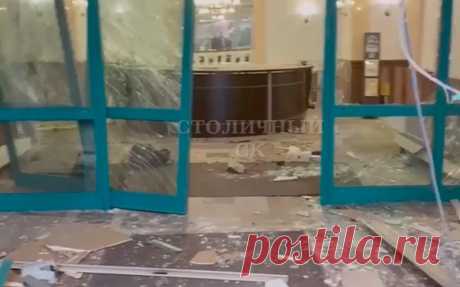Как взрывом разворотило подъезд в ЖК «Алые паруса». Видео. Взрывом, который прогремел утром 3 февраля в ЖК «Алые паруса», повреждены стеклянные двери подъезда, потолок и стены.