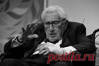 Бывший госсекретарь США Киссинджер скончался в возрасте 100 лет. Бывший госсекретарь США Генри Киссинджер скончался в возрасте 100 лет, об этом сообщила газета The Washington Post. Известный американский политик умер в своем доме в Коннектикуте. Издание ссылается на заявление его консалтинговой фирмы, которая сообщила о смерти, не уточняя причин.