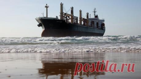 Севший на мель под Анапой сухогруз Blue Shark сняли с мелководья