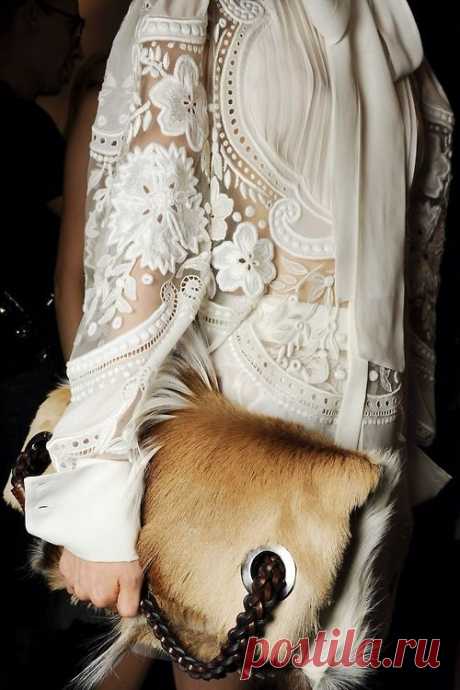 (53) Roberto Cavalli Spring/Summer 2015. (https://naimabarcelona.com)