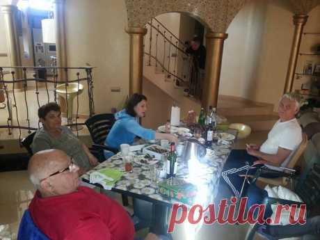 (2) Facebook