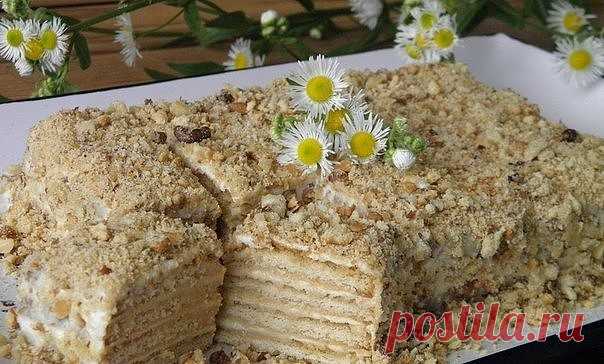 ТОРТ ИЗ ПЕЧЕНЬЯ БЕЗ ВЫПЕЧКИ 
Нежный вкус - просто объедение!
ИНГРЕДИЕНТЫ:
 Печенье — 300 Грамм
 Сметана — 300 Грамм
 Сахар — 100 Грамм
 Ванильный сахар — 8 Грамм
 Очищенные орехи — 50 Грамм
ПРИГОТОВЛЕНИЕ:
1. Приготовьте продукты. Печенье нужно брать самое простое песочное. Жирность сметаны также роли не играет, берите любую, у меня 20% жирности.
2. Для крема смешайте сметану с сахаром и ванильным сахаром.
3. Возьмите теперь плоскую тарелочку (квадратную или прямоугольную)....