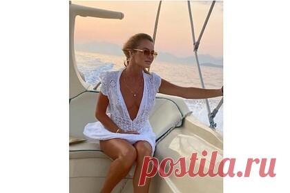 50-летняя телеведущая снялась на яхте в платье с глубоким декольте. Британская телеведущая Аманда Холден поделилась откровенным фото, сделанным во время семейного отдыха, и порадовала фанатов. 50-летняя знаменитость снялась на палубе яхты на фоне водоема и суши. На размещенном кадре она позирует в коротком пляжном платье белого цвета, которое оформлено кружевом и глубоким декольте.