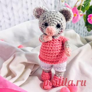 Мышка в одежде амигуруми. Схемы и описания для вязания игрушек крючком! Бесплатный мастер-класс от Галины Егоровой по вязанию маленькой мышки в одежде. Высота вязаной крючком игрушки примерно 11 см. Для изготовления такого…