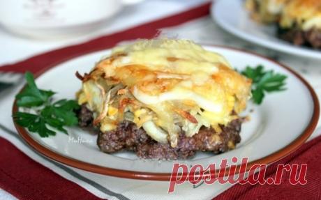 Стожки - блюдо из мясного фарша.
Для приготовления стожков понадобится:
фарш мясной - 0,5 кг;
яйца крутые - 3 штуки;
лук репчатый - 2 головки;
картофель - 2 штуки;
сыр - 100 г;
молотые перцы по вкусу,
домашний майонез или подобный ему соус.
для соуса:
сырой желток яйца - 1 штука;
масло подсолнечное - 50 мл;
масло горчичное - 2 ст. ложки;
горчица готовая - 1/3 ч. ложки;
щепотка соли.
Для приготовления соуса соединить желток, масло подсолнечное, масло горчичное, горчицу, сол...