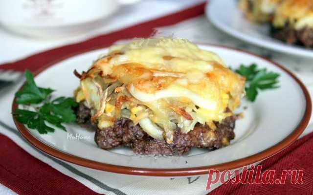 Стожки - блюдо из мясного фарша.
Для приготовления стожков понадобится:
фарш мясной - 0,5 кг;
яйца крутые - 3 штуки;
лук репчатый - 2 головки;
картофель - 2 штуки;
сыр - 100 г;
молотые перцы по вкусу,
домашний майонез или подобный ему соус.
для соуса:
сырой желток яйца - 1 штука;
масло подсолнечное - 50 мл;
масло горчичное - 2 ст. ложки;
горчица готовая - 1/3 ч. ложки;
щепотка соли.
Для приготовления соуса соединить желток, масло подсолнечное, масло горчичное, горчицу, сол...