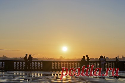 Врачи оценили риски для здоровья из-за перехода на летнее время. Невролог-сомнолог Ирина Завалко считает, что перевод часов дважды в год на летнее и зимнее время создает регулярный стресс для организма. По ее словам, в первую очередь страдает сердечно-сосудистая, нервная и эндокринная системы. Однако кардиолог Молчанова утверждает, что подтверждающих это исследований не существует.