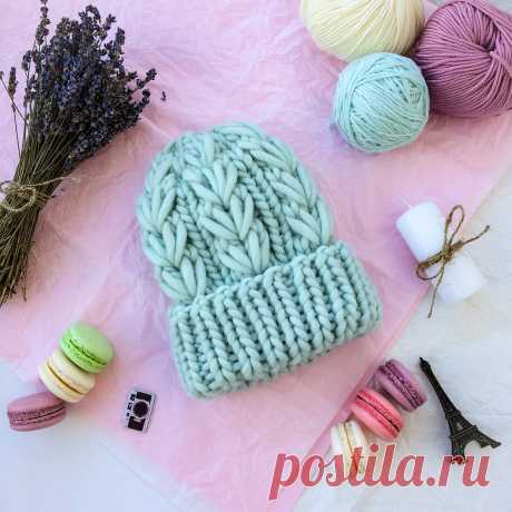 Объемные шапки из перуанской шерсти- это моя любовь! ❤️ Которая не отпускает меня уже второй год подряд) В рамках марафона #megaboom_супершапка с @vyazalochkina_handmade @knittedparadise и @rainbowbirdru я решила позволить себе немного больше) и помимо шапки резинкой связала ещё одну, вот такую пухлую зефирку! Как считаете, эксперимент удался? ☺️ Всех с пятницей! Отличных выходных #megaboom_супершапка_готово #шапкатолстойвязки #lovemuka #шапкаизперуанскойшерсти #onlineknitting_tanyakuro...
