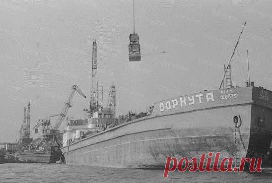 Разгрузка судов в Куйбышевском речном порту. 15 ноября 1954 г.