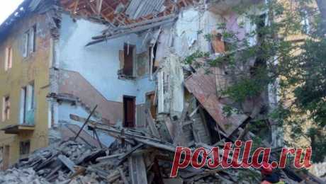 В Саратове рухнул подъезд дома. В Саратове произошло обрушение трехэтажного дома. Об этом сообщает Telegram-канал &quot;Саратов 24&quot; со ссылкой на областную службу спасения. Инцидент произошел в заводском районе, на улице Азина. Вечером разрушился один из подъездов ...