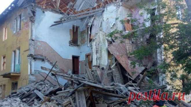 В Саратове рухнул подъезд дома. В Саратове произошло обрушение трехэтажного дома. Об этом сообщает Telegram-канал "Саратов 24" со ссылкой на областную службу спасения. Инцидент произошел в заводском районе, на улице Азина. Вечером разрушился один из подъездов ...
