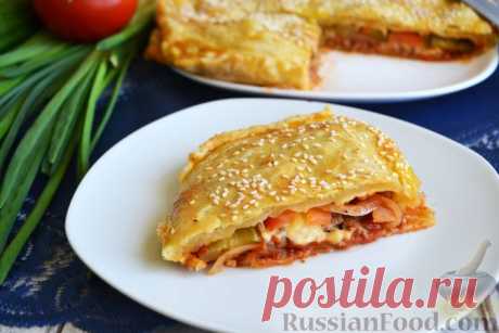 Пирог "Чизбургер" с мясным фаршем, овощами и сыром. Очень вкусный и в то же время простой в приготовлении пирог из вполне доступных продуктов, который по вкусу напоминает знаменитый чизбургер. Тесто для пирога мы не будем готовить самостоятельно, а просто купим в магазине, что позволит не проводить на кухне слишком много времени. Такой пирог можно приготовить даже на завтрак!