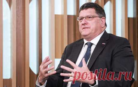 Скотт Риттер: условия капитуляции Украины решать России. Экс-аналитик разведки Корпуса морской пехоты США и бывший инспектор по оружию массового поражения спецкомиссии ООН по Ираку Скотт Риттер в интервью ТАСС оценил шансы на разрешение украинского конфликта по итогам саммита РФ — США на Аляске, рассказал, почему Москве и Вашингтону не нужна еще одна кнопка &quot;перезагрузки&quot;, и отметил схожесть нацистской Германии и бандеровской идеологии нынешнего Киева