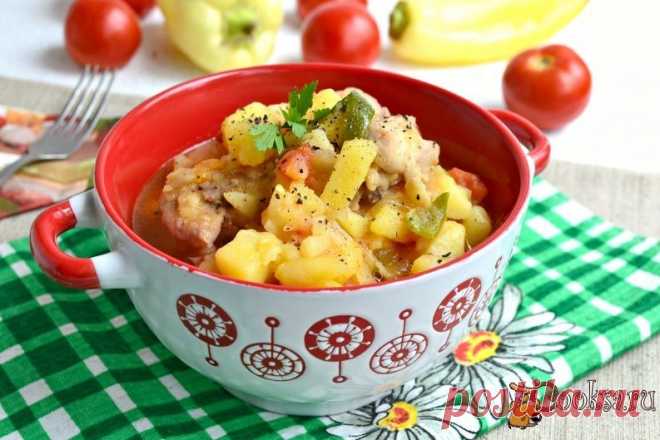 Картофель тушеный с курицей в соусе из сладкого перца и помидоров.