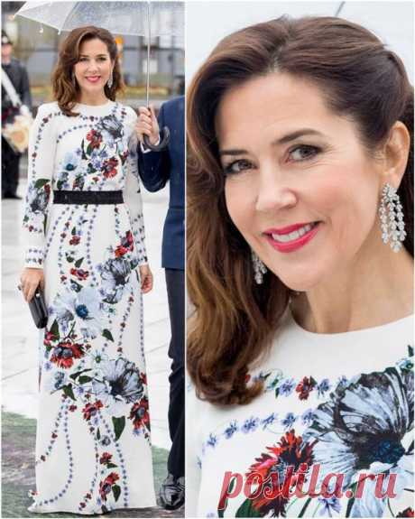 Crown Princess Mary of Denmark on Instagram: “𝐅𝐚𝐬𝐡𝐢𝐨𝐧 𝐩𝐨𝐬𝐭 💙💫 What is your favorite outfit? 1-6 These are some of my favorites worn by Princess Mary, she looks lovely in each of them…”