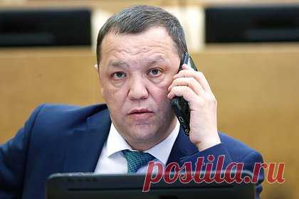 В Госдуме сравнили с фашизмом требование укрыть «срамные места» «Родины-матери». Депутат Госдумы Динар Гильмутдинов сравнил с фашизмом требование башкирского мусульманского активиста прикрыть «срамные места» монумента «Родина-мать зовет!» на Мамаевом кургане в Волгограде. По словам парламентария, скульптуре уже больше 50 лет и за это время на нее никто не жаловался.