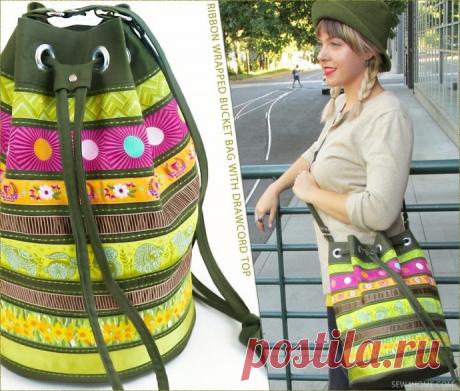 Шьем сумочку-котомку Шьем сумочку-котомкуСделать ее такой яркой помогут как полоски набивной ткани, так и нашитые декоративные ленты.