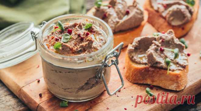 Как приготовить куриный паштет - Все обо Всем Своя версия куриного паштета есть чуть ли не в каждой европейской стране. Мария Сорокина дает мастер-класс по приготовлению простого куриного паштета, который без проблем можно сделать дома – к празднику или просто к большому семейному обеду. Паштет из куриной печени особенно любили подавать во французских бистро – на закуску перед обедом или ужином с белыми тостами …