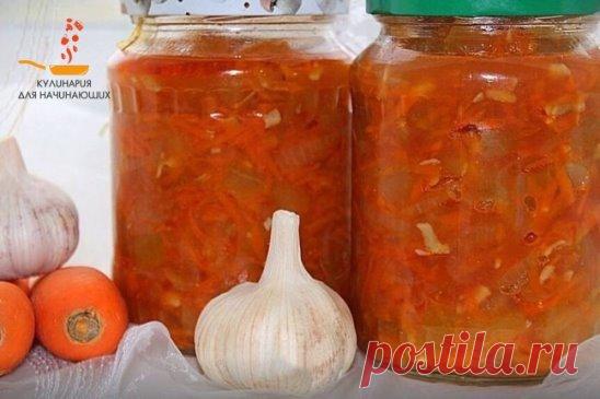Кабачковый салат с морковкой и луком: даже до зимы не достоит, съедим все раньше!
С вареной картошечкой — самое то!

Ингредиенты:
кабачки — 3 кг
лук — 1 кг
морковь — 1 кг
томатная паста — 3 стол ложки
чеснок — 3 головки
растительное масло — 1 стакан
сахар — 4-5 стол ложек
соль — 2 стол ложки
уксус 9% — 0,5 стакана

Приготовление:

Очищенные кабачки нарезаем небольшими кубиками.

Натираем морковь на крупной тёрке, лук нарезаем тонкими полукольцами.

Чеснок натираем на крупной тёрке или мелко