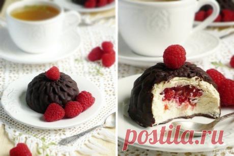 Глазированные сырки с малиной

Ингредиенты:
• 50 г шоколада 75-80%,
• 150 г творога 9%,
• 50 г размягченного сливочного масла,
• 1 ст.л. сахарной пудры,
• свежая малина.

Приготовление:
1. Шоколад растапливаем на водяной бане.
2. При помощи кисточки смазываем силиконовые формочки тонким слоем шоколада. Убираем формочки в морозилку на 3-4 минуты.
2. Тем временем растираем творог с пудрой и сливочным маслом.
3. Достаем формочки из морозилки, наполняем на 1/3 творожной массой...