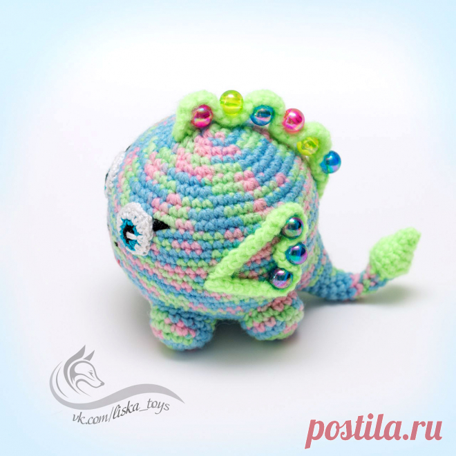PDF Дракончик Погремушка крючком. FREE crochet pattern; Аmigurumi toy patterns. Амигуруми схемы и описания на русском. Вязаные игрушки и поделки своими руками #amimore - маленькая погремушка в виде дракона, дракончик, динозавр, динозаврик.
