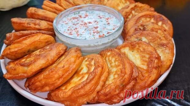 Если осталось пюре, воспользуйтесь классным рецептом. Пирожки без лепки и возни с тестом - Будет вкусно - 20 октября - 43731041125 - Медиаплатформа МирТесен Вместо долгой лепки пирожков, можно воспользоваться этим классным и быстрым рецептом. Особенно он выручает, когда осталось пюре, которое уже никто не хочет есть! Ингредиенты для пирожков без лепки: отварной картофель (пюре) — 1 кг; твёрдый сыр — 100 гр.; несколько веточек любой зелени - 20 октября - 43731041125 - Медиаплатформа МирТесен