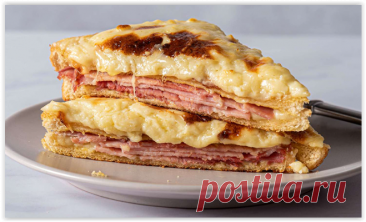 Вкусный и быстрый завтрак: сэндвич с сыром, ветчиной и яйцом