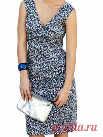 Платье с V-образным вырезом горловины - выкройка № 134 из журнала 5/2013 Burda – выкройки платьев на Burdastyle.ru