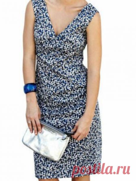 Платье с V-образным вырезом горловины - выкройка № 134 из журнала 5/2013 Burda – выкройки платьев на Burdastyle.ru