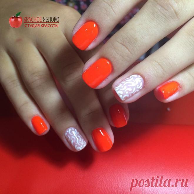 Яркий алый🍎 цвет так и горит на ногтях🌟, он словно кричит🎺 о своей исключительности!!! И поэтому очень выгодно🎀 выглядит контрастный нежный🌿 узор, выполненный мастером Мане💕 м.Выхино