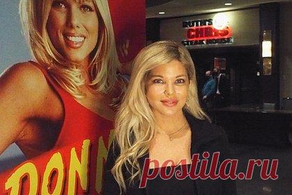 55-летняя звезда «Спасателей Малибу» показала фигуру в корсете. Американская актриса, сценарист, продюсер и фотомодель Донна Д'Эррико показала фигуру в откровенном наряде на новом фото. На размещенных кадрах 55-летняя звезда «Спасателей Малибу» примерила кружевной черный бюстгальтер, частично демонстрирующий ее грудь. Помимо этого, знаменитость надела корсет.