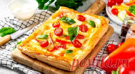 Пироги из слоеного теста с вкусными начинками и хрустящей корочкой — читать на Gastronom.ru Процесс замешивания слоеного теста требует сноровки и деликатного обращения. Именно по этой причине многие предпочитают долгой возне с тестом покупные листы. Но если вы решитесь приготовить домашнее, будете вознаграждены вкуснейшей выпечкой, превосхо - статья на кулинарном сайте Gastronom.ru