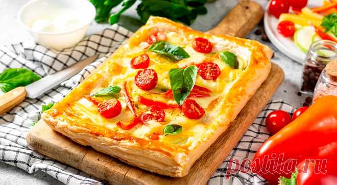 Пироги из слоеного теста с вкусными начинками и хрустящей корочкой — читать на Gastronom.ru Процесс замешивания слоеного теста требует сноровки и деликатного обращения. Именно по этой причине многие предпочитают долгой возне с тестом покупные листы. Но если вы решитесь приготовить домашнее, будете вознаграждены вкуснейшей выпечкой, превосхо - статья на кулинарном сайте Gastronom.ru