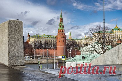 Воры залезли в вентиляцию здания музейного комплекса Кремля. Воры залезли в вентиляцию здания Средних торговых рядов, входящего в структуру музейного комплекса «Московский Кремль». Неизвестные пробрались в помещение во время реставрационных работ и похитили из здания семь электроклапанов вентиляции. Сейчас эксперты устанавливают сумму ущерба.