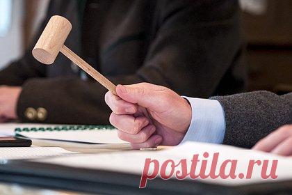 На чердаке нашли шкатулку китайского императора стоимостью 10 тысяч долларов. Принадлежавшую китайскому императору шкатулку нашли на чердаке дома американского военного, участвовавшего во Второй мировой войне. Цветная шкатулка с крышкой изготовлена из меди и расписана изображениями гранатов и золотых ветвей. Ее примерная стоимость оценивается в 10 000 долларов (примерно 815 000 рублей).