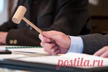 На чердаке нашли шкатулку китайского императора стоимостью 10 тысяч долларов. Принадлежавшую китайскому императору шкатулку нашли на чердаке дома американского военного, участвовавшего во Второй мировой войне. Цветная шкатулка с крышкой изготовлена из меди и расписана изображениями гранатов и золотых ветвей. Ее примерная стоимость оценивается в 10 000 долларов (примерно 815 000 рублей).