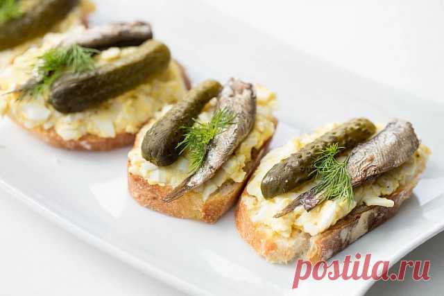 Бутерброды с яйцом, шпротами и огурцом - рецепт приготовления с пошаговыми фото