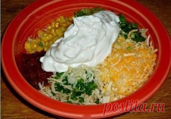 ХРУСТЯЩИЕ КУРИНЫЕ РОЛЛЫ

Ингредиенты:

· лаваш тонкий
· отварное куриное филе
· кукуруза
· сыр
· капустный салат
· зеленый лук
· сметана и томатный соус
· специи

Приготовление:

Смешать все ингредиенты, приправить.
Затем добавить измельченную курицу и также тщательно перемешать.
Завернуть начинку в лаваш, скрутить рулетом и смазать яйцом и специями.
Запекать при средней температуре до румяности роллов.

Приятного аппетита:)