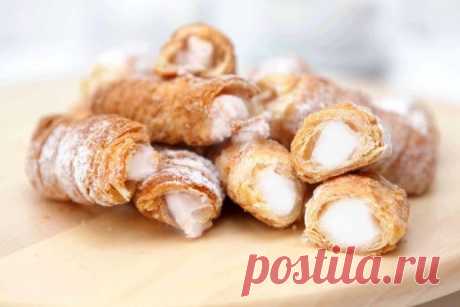 Трубочки с кремом Ингредиенты: Слоеное тесто Холодные сливки из банки – 225 г. Сливочный сыр – 110 г. Сахар – 3 ст.л. Лимонный сок – 2 ст.л. Сгущенное молоко – ¼ стакана (опционально для дополнительной сладости)Приготовление: 1. Духовку нагрейте до 200 градусов. 2....