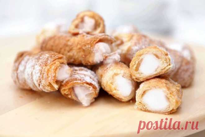 Трубочки с кремом Ингредиенты: Слоеное тесто Холодные сливки из банки – 225 г. Сливочный сыр – 110 г. Сахар – 3 ст.л. Лимонный сок – 2 ст.л. Сгущенное молоко – ¼ стакана (опционально для дополнительной сладости)Приготовление: 1. Духовку нагрейте до 200 градусов. 2....