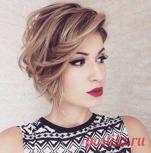 СТИЛЬНЫЕ ВАРИАНТЫ СТРИЖКИ ПИКСИ НА КОРОТКИЕ ВОЛОСЫ Стрижка пикси уже долгое время является эталоном женской короткой прически. В этом году она только набирает популярность, а модные стилисты уже приписывают ей золото и победу. Это и не удивительно, если учесть, сколько разновидностей этой модной стрижки появилось в салонах красоты. Мало того, что ка