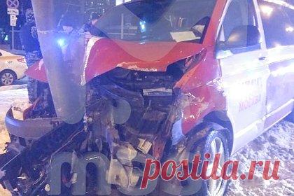 Появились кадры с места ДТП с пострадавшим врио главы МЧС Москвы. Появились кадры с места ДТП с врио начальника московского ГУ МЧС Юрием Ткаченко, который спешил на пожар. Ранее стало известно, что Ткаченко попал в аварию, когда ехал со своим водителем на пожар в центре столицы. Служебный Volkswagen Transporter направлялся к гостинице МКМ по выделенной полосе.