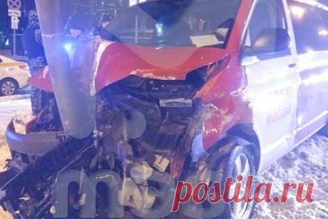 Появились кадры с места ДТП с пострадавшим врио главы МЧС Москвы. Появились кадры с места ДТП с врио начальника московского ГУ МЧС Юрием Ткаченко, который спешил на пожар. Ранее стало известно, что Ткаченко попал в аварию, когда ехал со своим водителем на пожар в центре столицы. Служебный Volkswagen Transporter направлялся к гостинице МКМ по выделенной полосе.