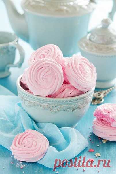 Рецепт невероятно вкусного зефира!

Я очень люблю этот сладкий и полезный десерт. Недавно, я наткнулась в интернете на рецепт зефирной начинки для macarons. Она мне настолько понравилась, что я стала изучать этот вопрос и нашла рецепт зефира по ГОСТу.